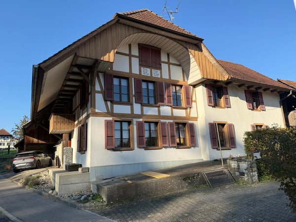 Charmantes Bauernhaus mit Garage und grossem Garten in Mühledorf SO 1