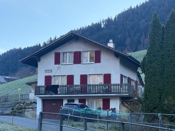 Charmantes 1-Zimmer-Einfamilienhaus mit Bergblick in Därstetten sowie Scheune und 8700m2 Land 3