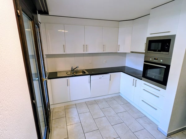 Charmante renovierte 4-Zimmer-Wohnung mit Gemeinschaftspool/Sauna und Garage in Dotzigen 6