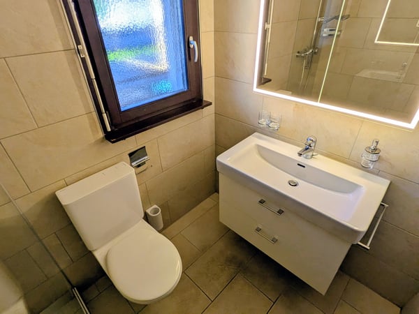Charmante renovierte 4-Zimmer-Wohnung mit Gemeinschaftspool/Sauna und Garage in Dotzigen 8