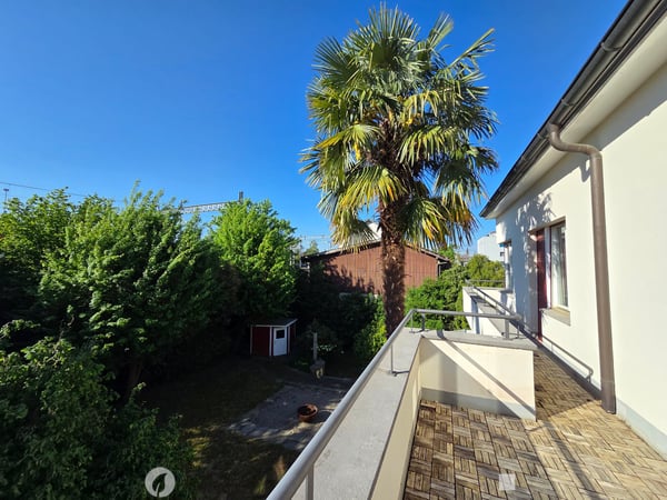 Charmantes Einfamilienhaus in Biel mit grossem Garten, Sauna und Whirlpool 1
