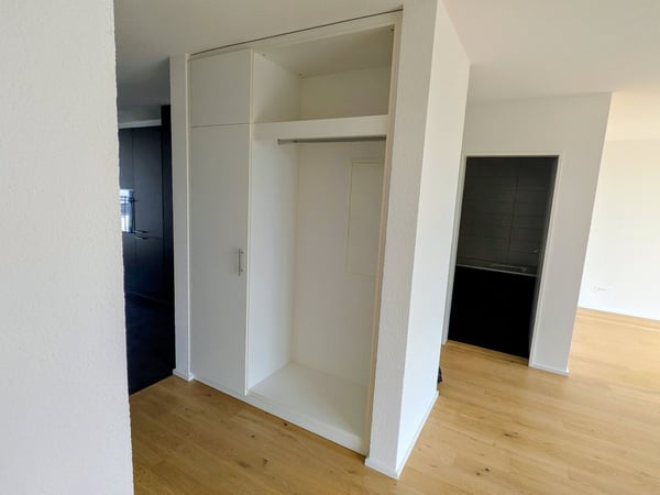 Moderne 2.5-Zimmer-Wohnung mit Stadtblick im 6. Stock in Biel 11