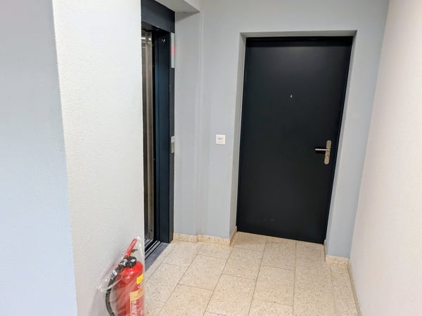 Moderne 2.5-Zimmer-Wohnung mit Stadtblick im 6. Stock in Biel 12