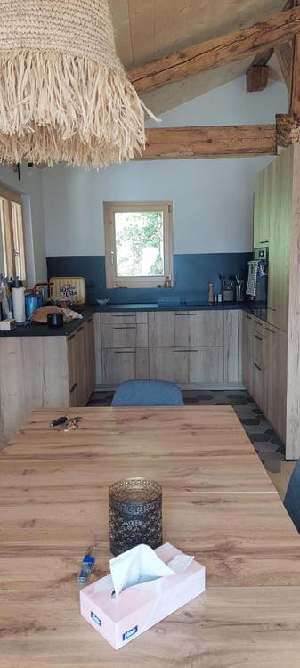 A louer à la saison petit chalet neuf meublé en dessus de Bruson