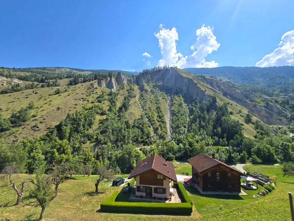 Appartements à rénover et réunir en duplex dans une authentique maison villageoise, Val d’Hérens 2