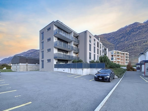 Appartement moderne de 3.5 pièces avec balcon à Saxon 1