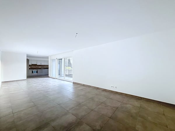 Appartement moderne de 3.5 pièces avec balcon à Saxon 2