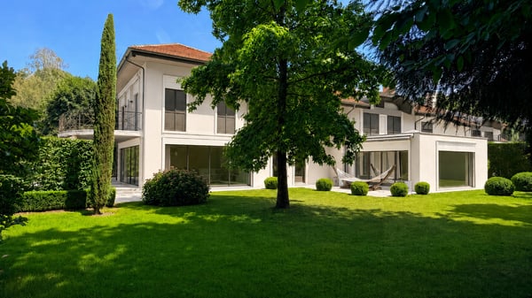 À Mies, une maison rare où la nature devient un luxe 1