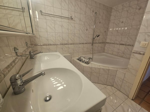 2.5-Zimmer-Wohnung mit schöner Aussicht im steuergünstigen Neerach 8