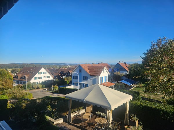 2.5-Zimmer-Wohnung mit schöner Aussicht im steuergünstigen Neerach 2