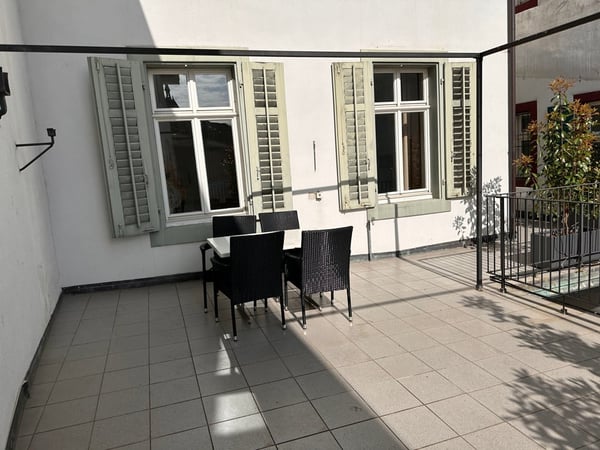 Möbliert, mit grosser Terrasse in Altstadt 20