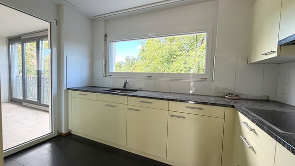 Grosszügige 3.5-Zimmer-Wohnung mit Loggia und sonnigem Balkon 4