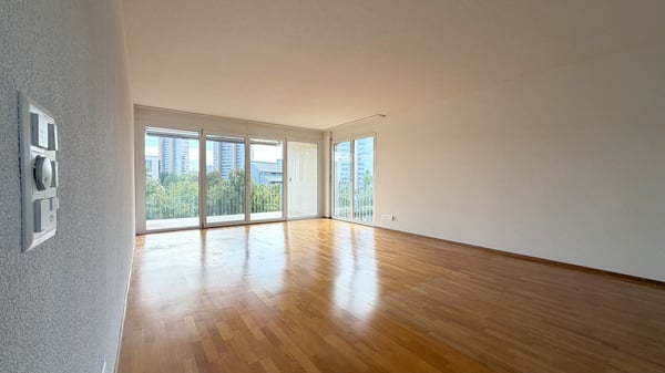 Grosszügige 3.5-Zimmer-Wohnung mit Loggia und sonnigem Balkon 3