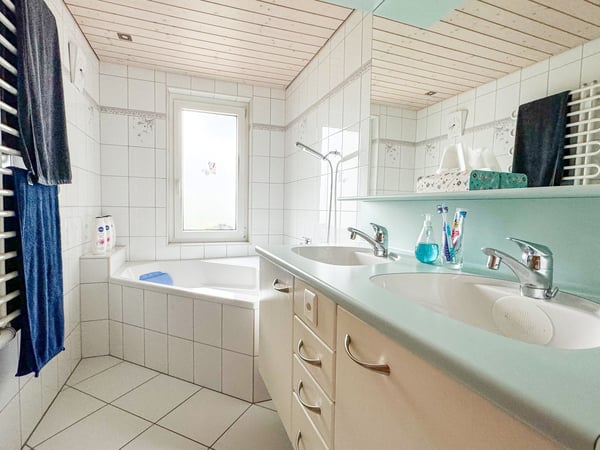 Zweifamilienhaus mit grossem Umschwung 17