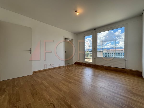 Superbe attique 1.5 pièces neuf avec 2 terrasses et vue près de l'ONU 9