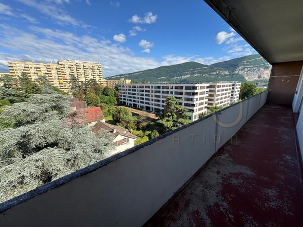 Attique rafraîchi de 4 pièces avec balcon sans vis-à-vis (Chêne-Bourg) 2