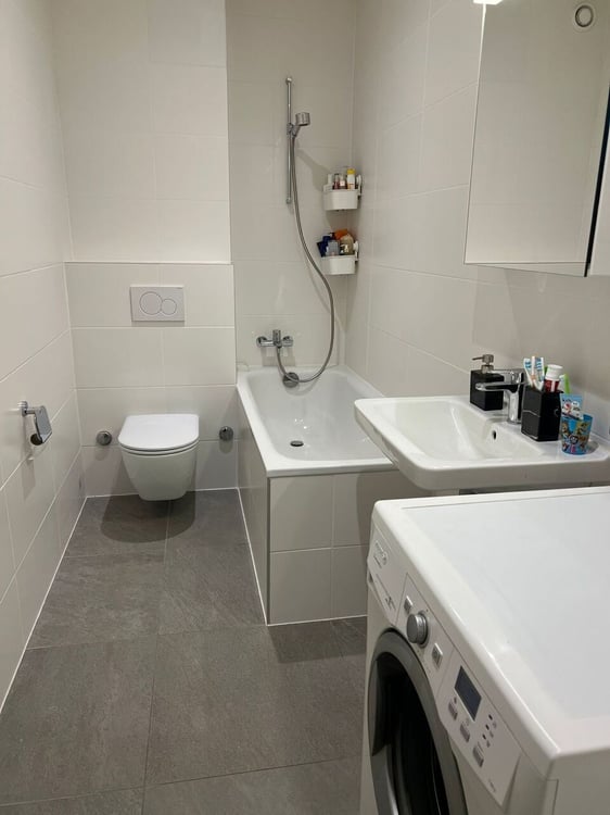 Très bel appartement rénové de 4 pièces avec balcon et bien localisé 9