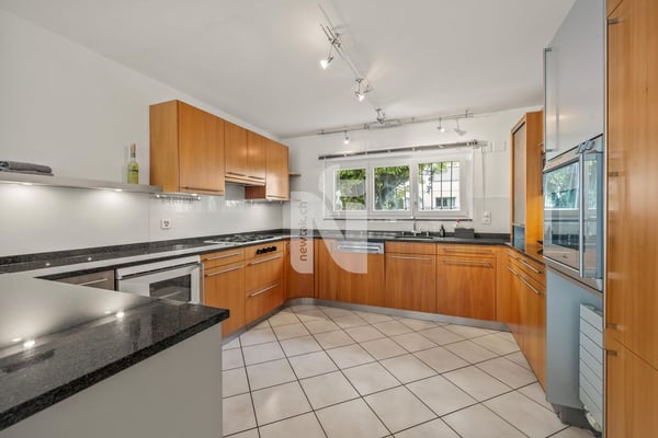 Sehr attraktives Einfamilienhaus auf dem Bruderholz mit Pool, Sauna, Garten und viel Privatsphäre 6