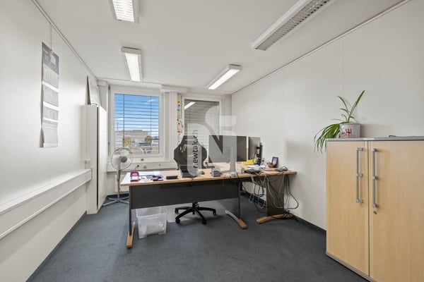 Top-Investitionsobjekt in Muttenz für Handwerker - Schreinerei, Büros, Lager, Tiefgarage, & Wohnung in Industriezone 9