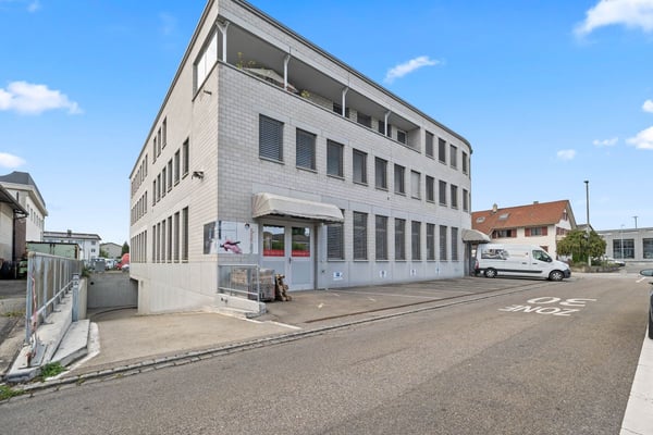 Top-Investitionsobjekt in Muttenz für Handwerker - Schreinerei, Büros, Lager, Tiefgarage, & Wohnung in Industriezone 3