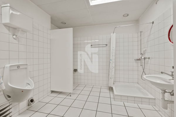 Top-Investitionsobjekt in Muttenz für Handwerker - Schreinerei, Büros, Lager, Tiefgarage, & Wohnung in Industriezone 13