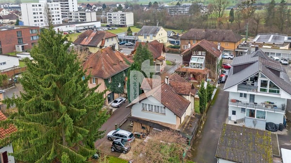 Ruhig, zentral, mit Schopf, grossem Garten und viel Potenzial 1