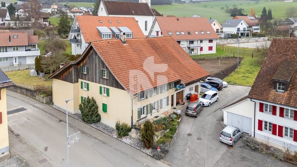 Exklusives Bauernhaus mit viel Umschwung und vielen individuellen Nutzungsmöglichkeiten 1