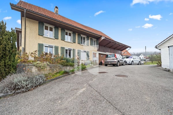 Exklusives Bauernhaus mit viel Umschwung und vielen individuellen Nutzungsmöglichkeiten 2