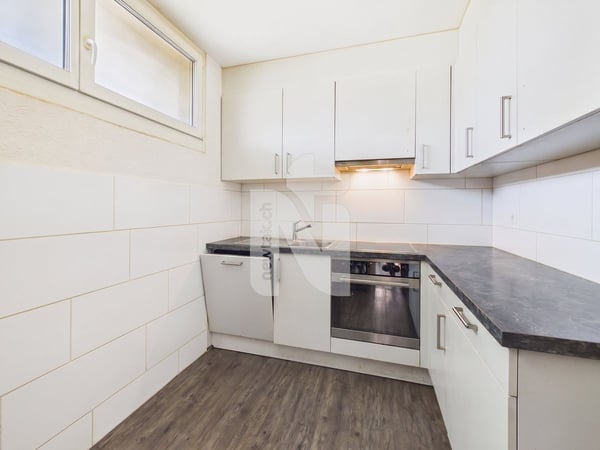 Attraktive 3.5-Zimmer-Wohnung mit 15 m² Balkon und Lift an gut erschlossener Lage in Rheinnähe 3