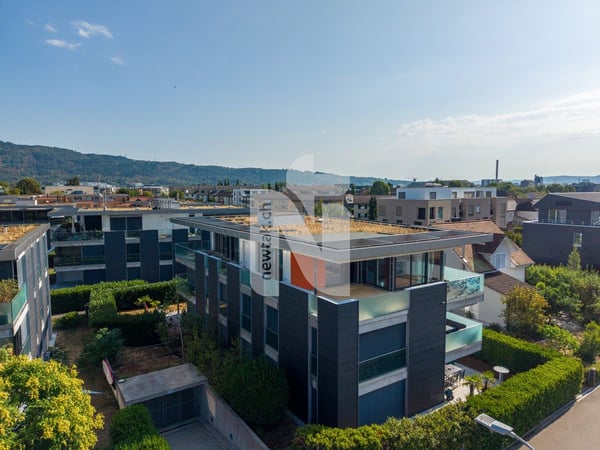 Exklusive Attikawohnung mit direktem Liftzugang, grosszügiger Terrasse, traumhafter Weitsicht und zwei Tiefgaragenplätzen