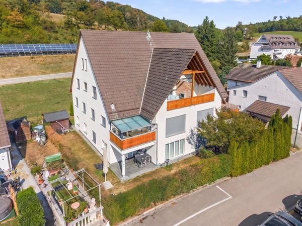 Moderne und helle 4.5-Zimmer-Gartenwohnung an naturnaher Lage mit Lift und Tiefgaragenplatz 1