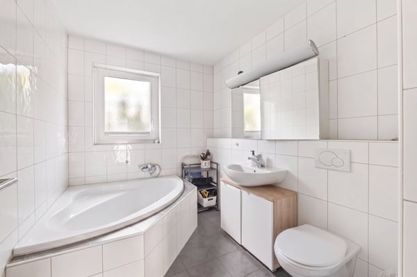 Moderne und helle 4.5-Zimmer-Gartenwohnung an naturnaher Lage mit Lift und Tiefgaragenplatz 11