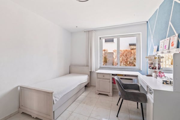 Moderne und helle 4.5-Zimmer-Gartenwohnung an naturnaher Lage mit Lift und Tiefgaragenplatz 10