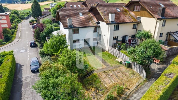 Familienfreundliches Reiheneckhaus mit zwei Gartenbereichen, Weitsicht und Garage 2