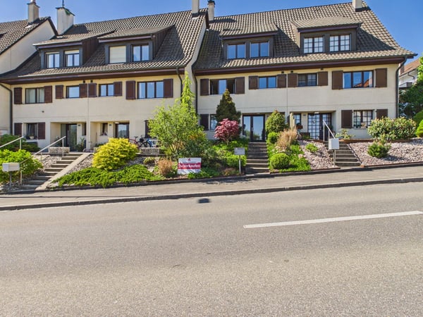 Grosszügiges Familienhaus mit Sitzplatz und Doppelcarport 1