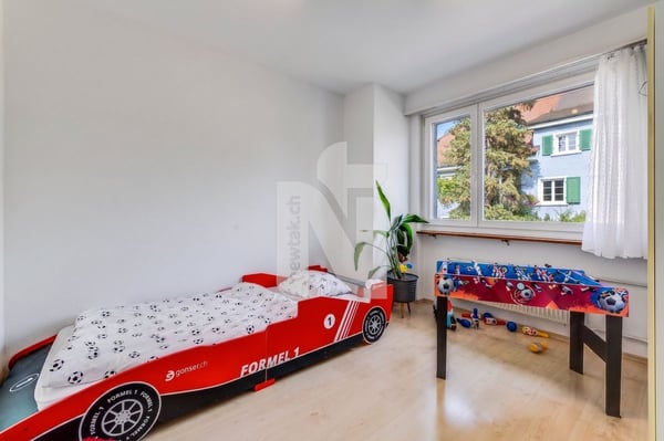 Grosszügiges Familienhaus mit Garten, Garage und Solaranlage an ruhiger, zentraler Lage 8
