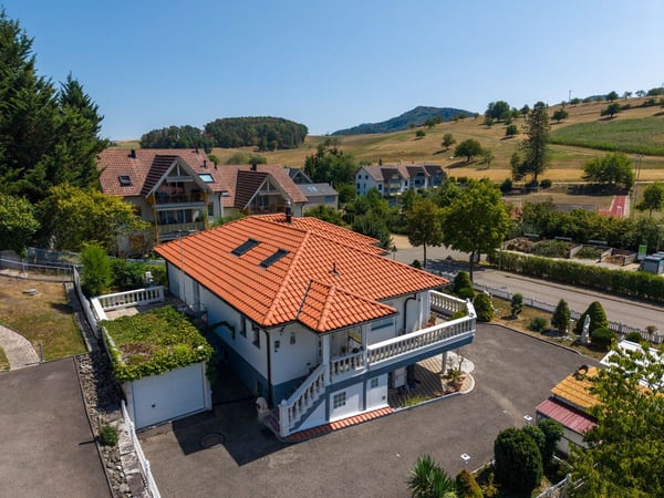 Ferienfeeling im Toskanahaus mit grosszügigem Umschwung und drei Garagen 2