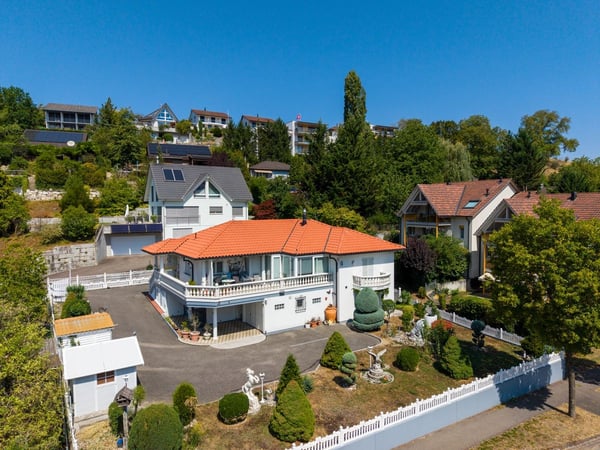 Ferienfeeling im Toskanahaus mit grosszügigem Umschwung und drei Garagen 1