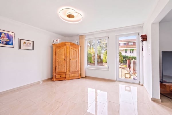 Grosszügig, familienfreundlich und modern mit Garten und Weitblick 13