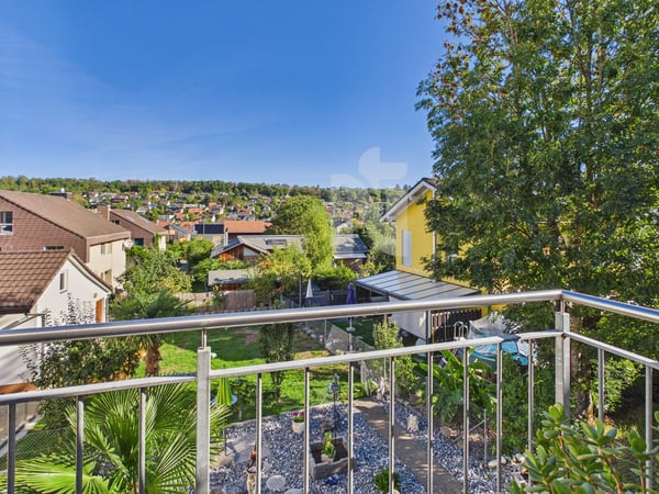 Grosszügig, familienfreundlich und modern mit Garten und Weitblick 9
