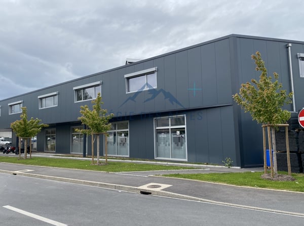 Bureau et dépôt dans un bâtiment neuf en ZI 1