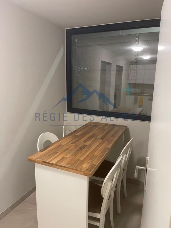 Bureau et dépôt dans un bâtiment neuf en ZI 4