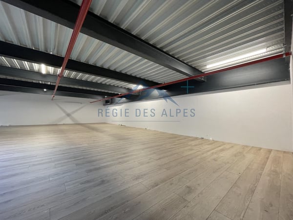 Bureau et dépôt dans un bâtiment neuf en ZI 3