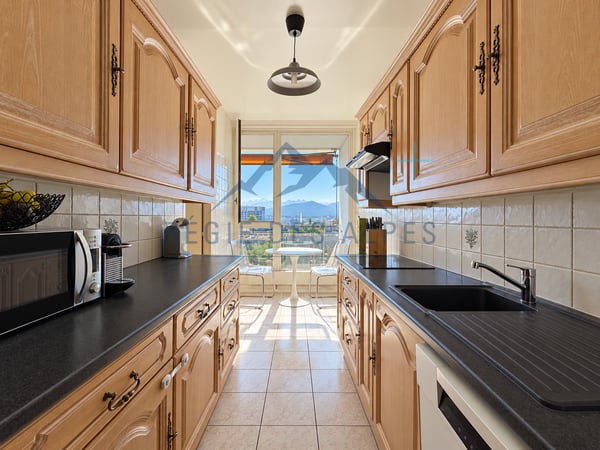 Bel appartement traversant de 4 pièces, baigné de lumière et avec vue dégagée 2