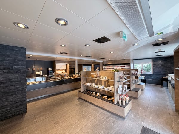 Modernes Ladenlokal an der Landstrasse in Klosters Platz