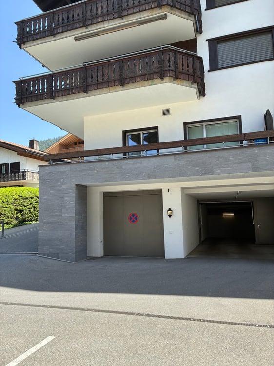 Modernes Ladenlokal an der Landstrasse in Klosters Platz 12