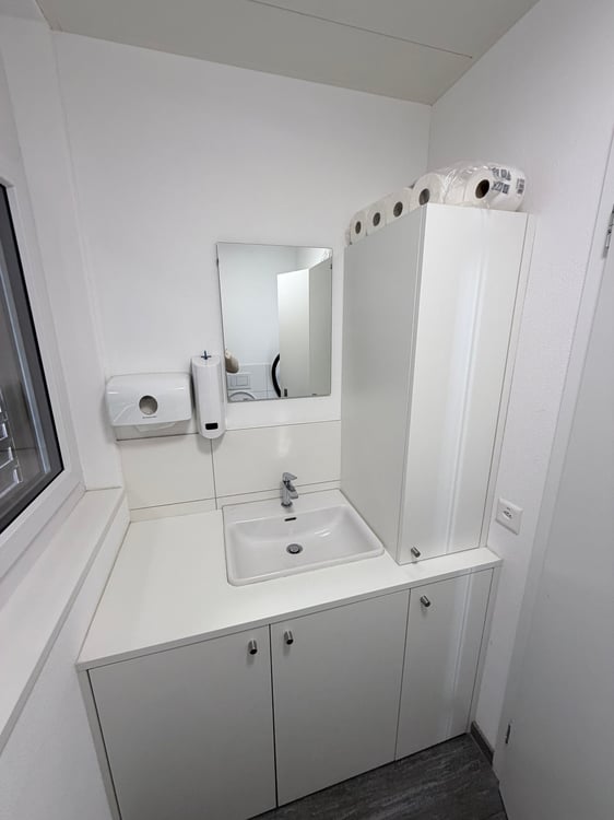 Modernes Ladenlokal an der Landstrasse in Klosters Platz 10