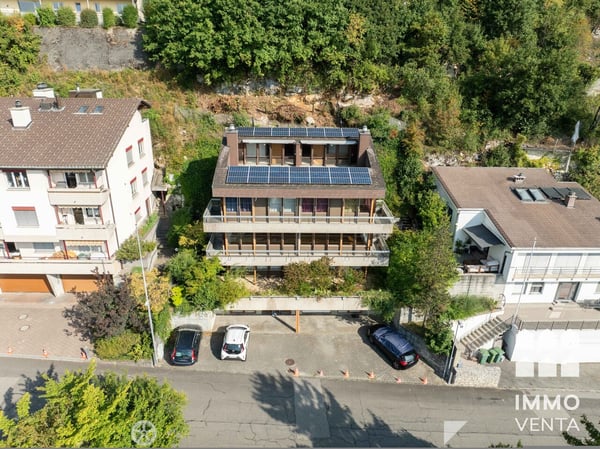 Mit Dachterrasse über Biel - EFH mit Option auf Doppeleinfamilienhaus 1