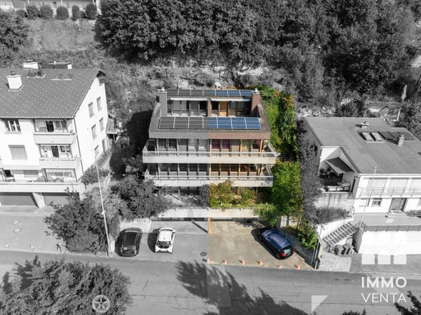 Gestaltungsfreie Haushälfte mit Dachterrasse über Biel 1