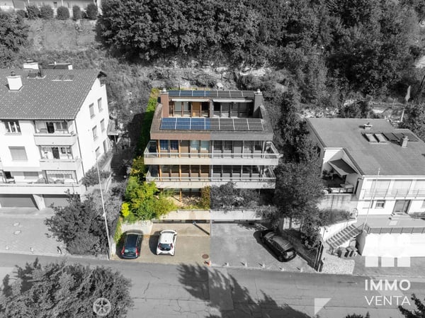 Gestaltungsfreie Haushälfte mit Dachterrasse über Biel 1